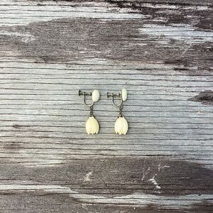 vintage carved PIKAKE screw-on bovine Hawaiian EARRINGS